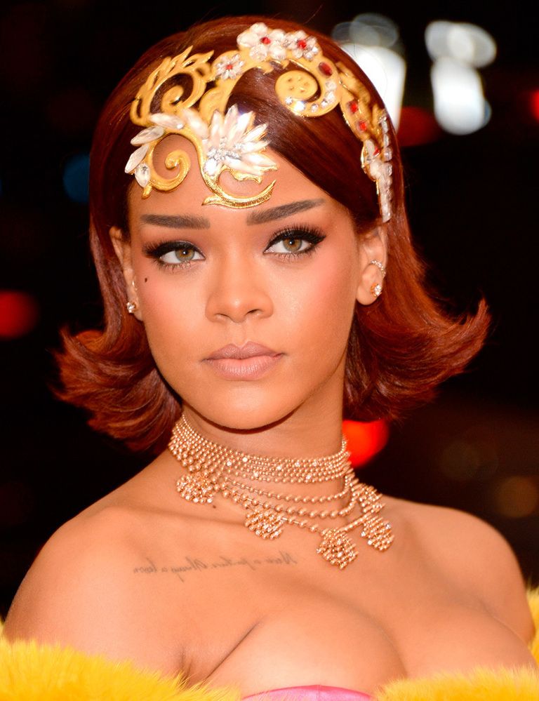 <p>Si su vestido capa no era suficiente,&nbsp;<strong>Rihanna</strong> le ha añadido a su outfit un tocado dorado metalizado que llega hasta su frente.</p>
