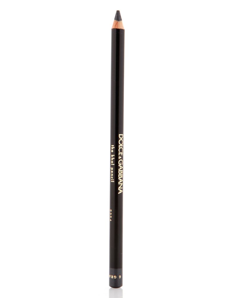 <p>'The Khol Pencil', de <strong>Dolce &amp; Gabbana</strong>. Aplícalo en la línea de agua y en el párpado superior, elevando el trazo al llegar al lagrimal para hacer un rabillo fino.</p>