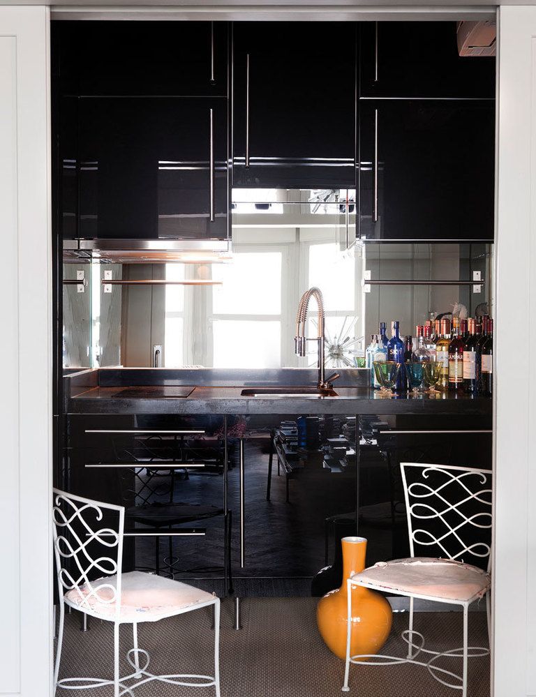 <p>Un total look black reina en la cocina, que funciona  como una especie de minibar. El mobiliario,  sencillo y depurado, es el modelo Faktum Abstrakt, de Ikea, y las sillas blancas de jardín fueron compradas por el designer en el Mercado de las Pulgas de París.</p>