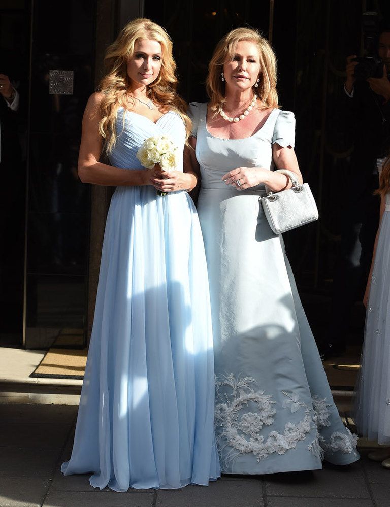 <p>Nos ha sorprendido que hermana y madre compartieran el color blanco de la novia en sus vestidos para asistir a la boda. Muy elegantes las dos. &nbsp;</p>