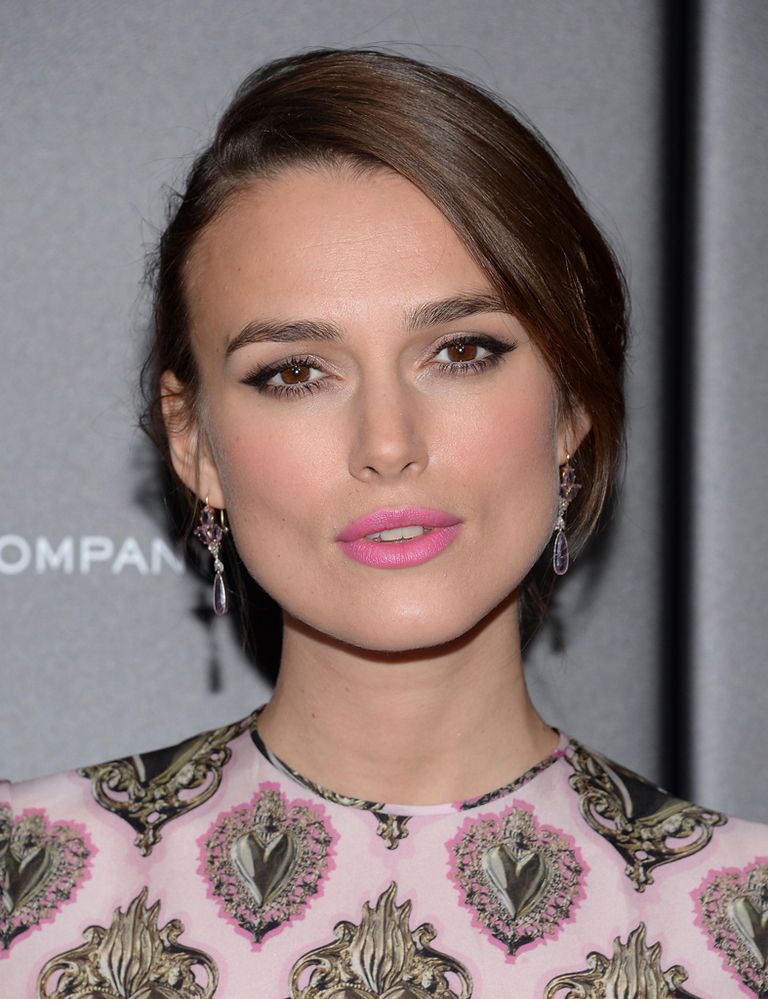 <p>La actriz <strong>Keira Knightley</strong> hace suyo el look y le añade un toque de delineador sobre el párpado superior.</p>