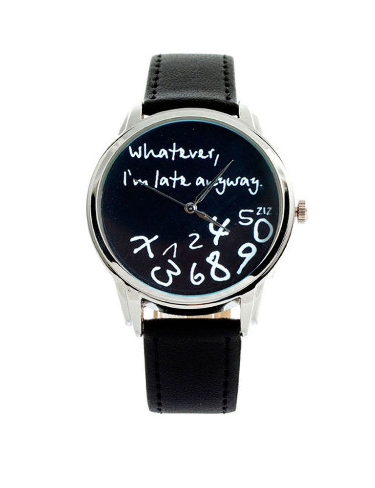 <p>Original y divertido reloj con mensaje 'La que sea, llego tarde de todas formas' de&nbsp;<strong>Rie Mark, de venta en Etsy.</strong></p>