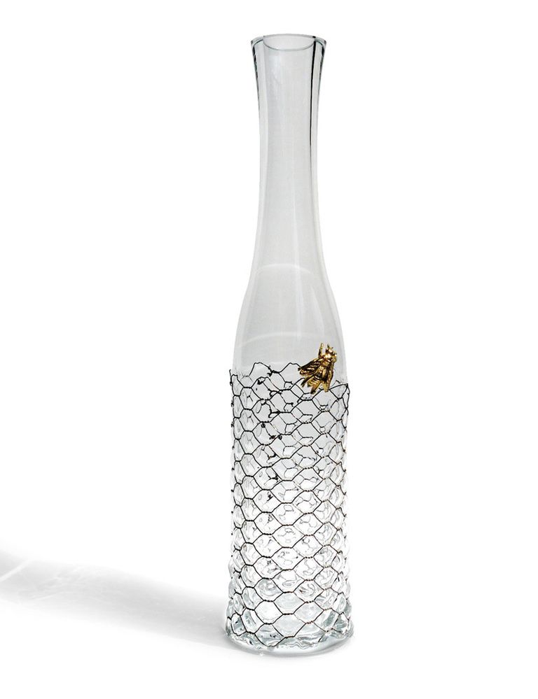 <p>Esta espectacular botella de vidrio soplado es obra de Vanessa Mitrani y  responde al nombre de Bee.&nbsp; </p>