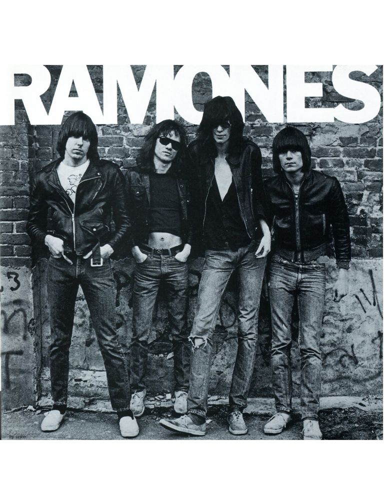 <p>Los Ramones lo tenían muy claro: ellos querían una portada con una imagen parecida a la de 'Meet the Beatles!', con sus rostros 'emergiendo' de un fondo negro. Y se hicieron las fotos, y pagaron 2.000 dolares (de entonces) por ellas, pero cuando se las llevaron a la dirección de arte de Sire Records, su discográfica, no les gustó nada. Así que probaron una segunda vez, esta vez en manos de Roberta Bailey, fotógrafa de la revista 'Punk', que usó la conocida imagen en la portada de su medio. Sire se la compró por 125 dólares y la usó para el primer disco de los Ramones. La instantánea está tomada en un jardín comunitario de Nueva York y sentó precedentes para la iconografía 'punk'.</p>