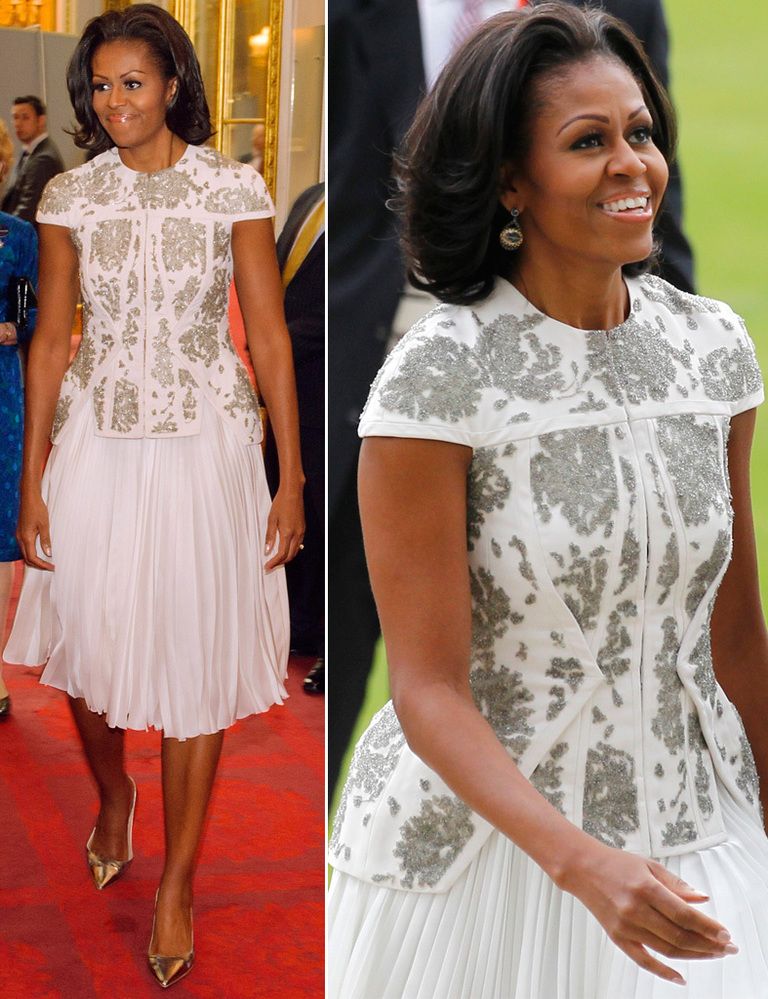 <p>Éste es uno de nuestros modelos favoritos de Michelle Obama. Top armado blanco con detalles plata de <strong>J. Mendel Resort 2013</strong> y falda tableada que acompañó de unos <strong>Manolos </strong>en tono metal.</p>