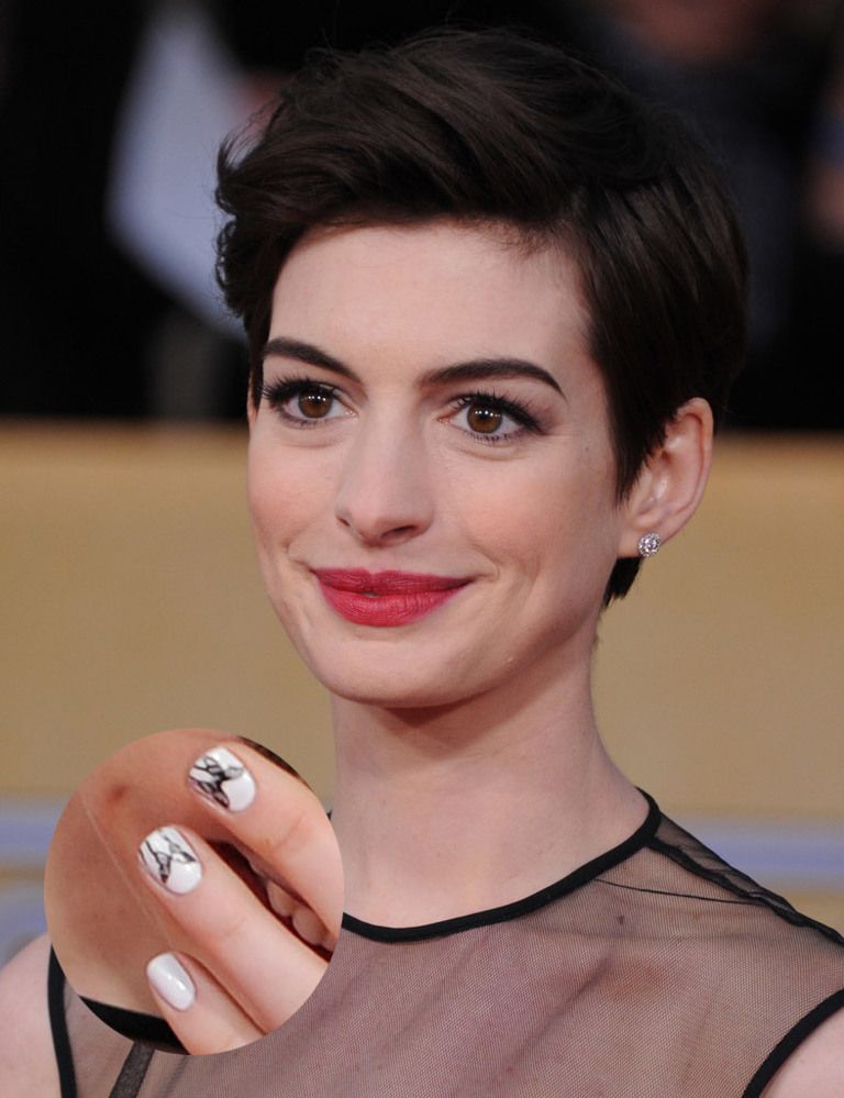 <p><strong>Anne Hathaway</strong> también ha caído rendida a las manicuras originales con éste elegante diseño: unas mariposas negras sobre fondo blanco.</p>