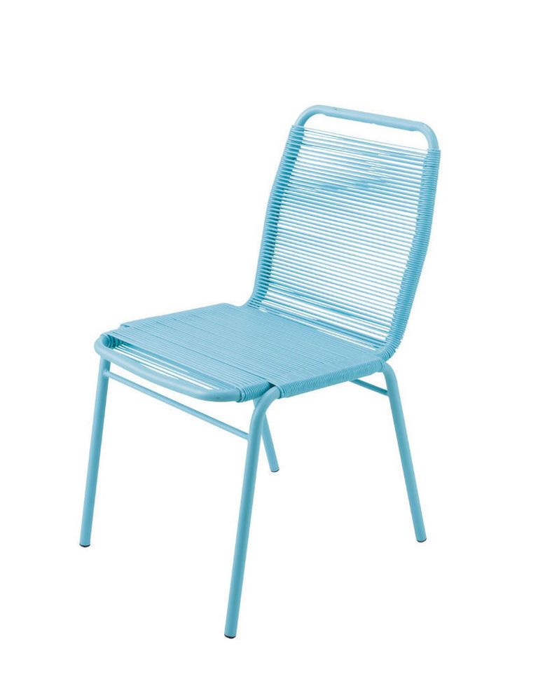 <p>Silla metálica azul turquesa con respaldo y asiento de hilo de resina. ¡Perfecta para asentar un poco de estilo a tu habitación. De <strong>Maisons du Monde</strong> (39 €).</p>