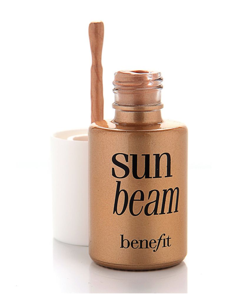 <p>'Sun Beam' (24 €) de <strong>Benefit</strong>. Un velo dorado que ilumina las mejillas.</p>