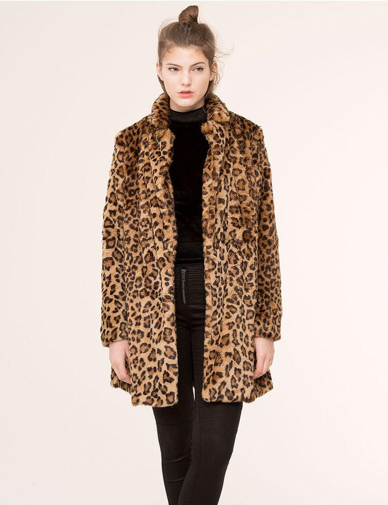 <p>Abrigo de pelo con estampado de leopardo de&nbsp;<strong>Pull &amp; Bear</strong>, 59,99 €.</p>