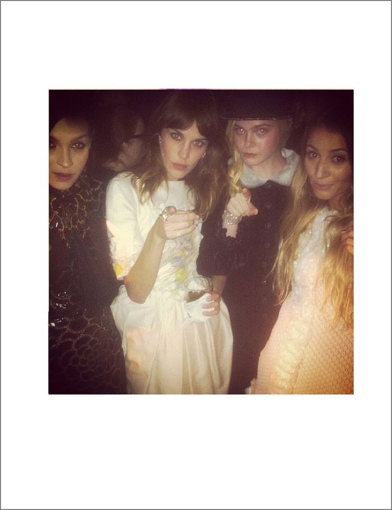 <p>En una fiesta de Chanel, vestida de la <i>maison</i>, y acompañada de otras Vips como Elle Fanning. </p>