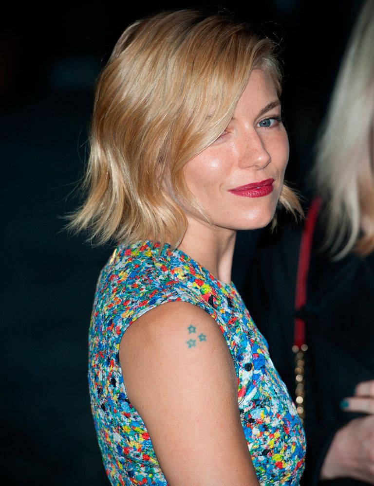 <p>La actriz <strong>Sienna Miller</strong> luce tres pequeñas estrellas de color azul en el hombro derecho. Además de éste, tiene otros dos pequeños tatuajes: un pájaro en la muñeca y otra estrella en el estómago.</p>