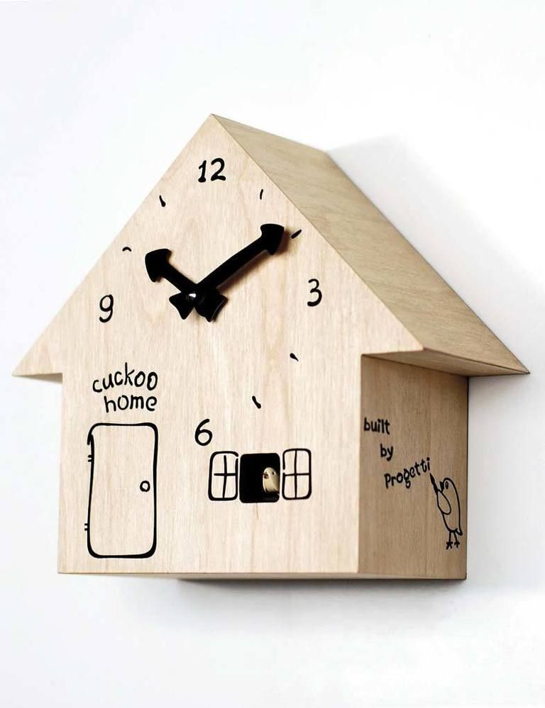 <p>El canto del cuco del reloj Cuckoo Home te despertará con alegría (por la noche descansa). De Progetti, 297 €.</p>