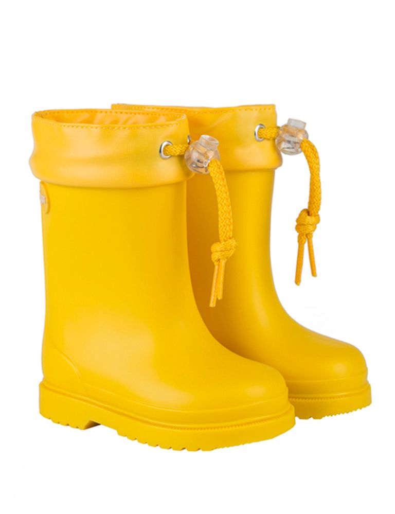 <p>Botas de agua de color amarillo, de 20,95 e a 15,71 €.&nbsp;</p>