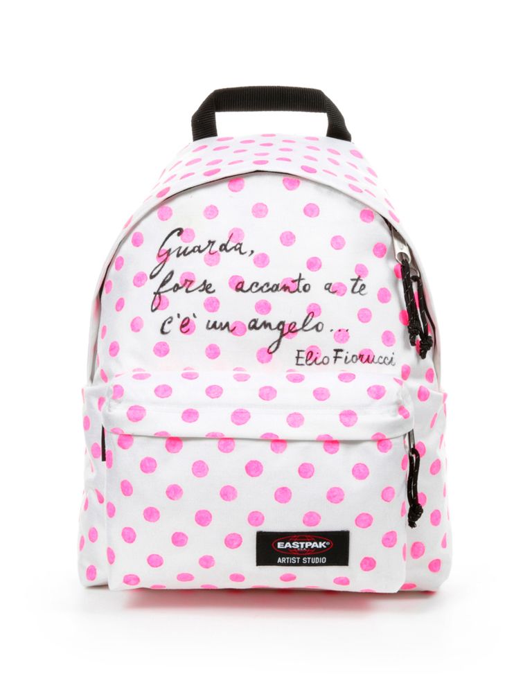 <p>Diseñado con topos y con una frase serigrafiada, <a href="http://artiststudio.eastpak.com/elio-fiorucci" target="_blank">Elio Fiorucci </a>opta por una mochila de lo más femenina.</p>