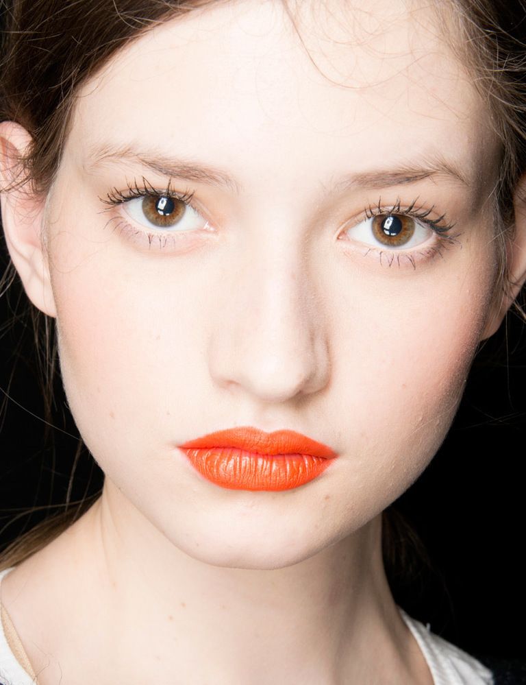 <p>Acompaña el naranja de labios de un maquillaje 'nude' para no sobrecargar el look: <strong>MSGM</strong> le añade un toque de impacto con unas pestañas bien definidas. </p>