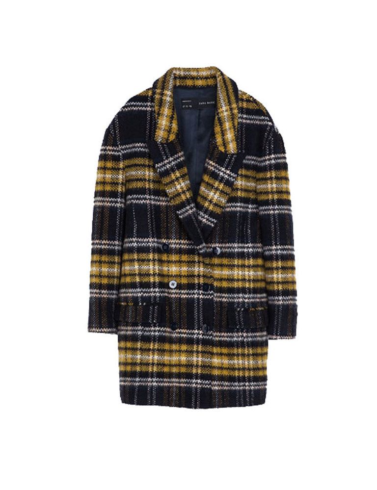 <p>El abrigo estrella de la temporada es de Zara y cuesta 39,95 €. En su tienda online está arrasado, pero igual en alguna tienda puedes tener suerte.</p>