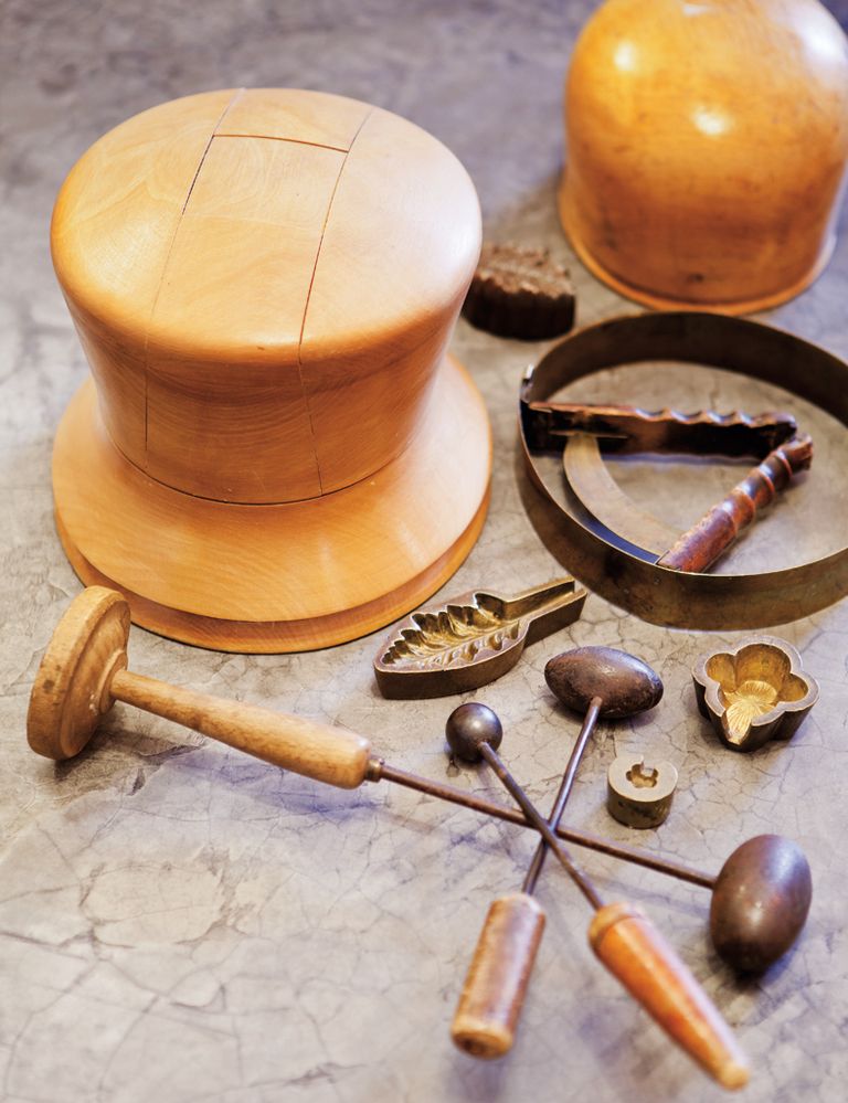 <p>Los utensilios de sombrerería: hormas de madera, planchas...</p>