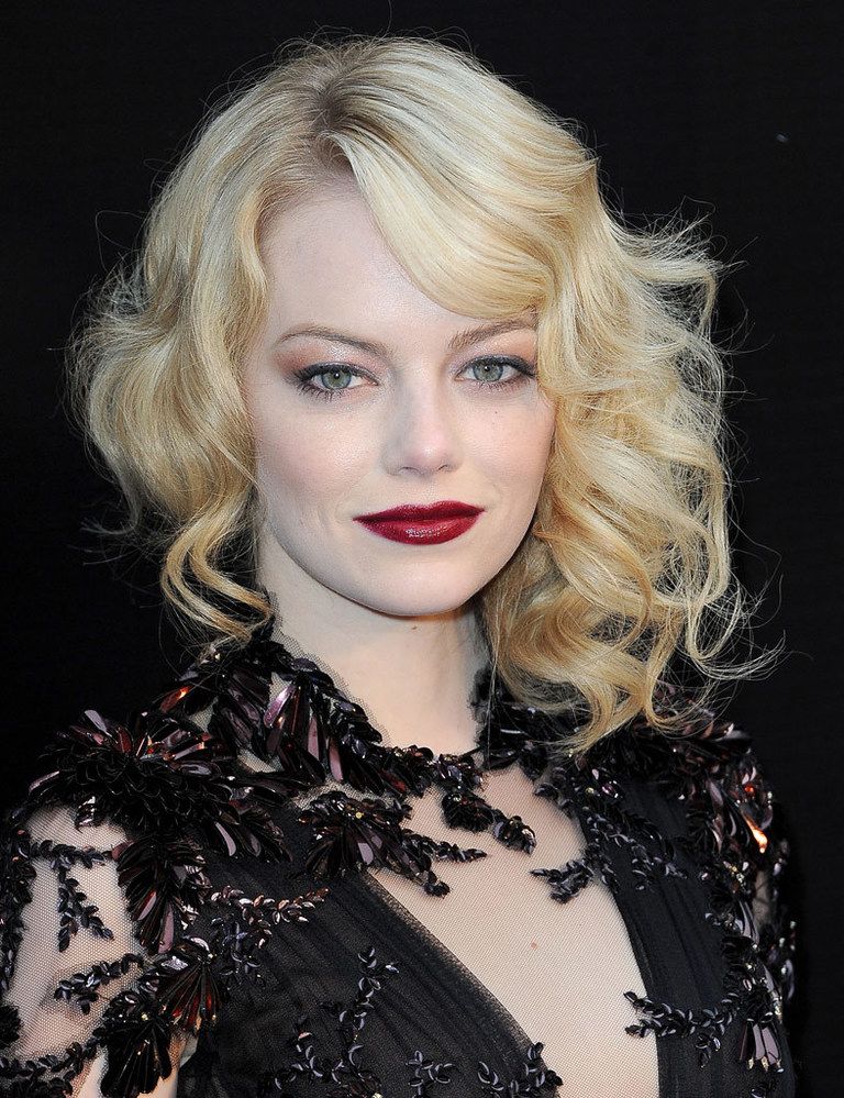 <p><strong>Emma Stone</strong> ha sido una de las protagonistas de 2012 gracias a <i>Spiderman</i>, en cuya promoción nos dejó estilismos tan memorables como este, que cosiguió animar a más de una con la tendencia labios burdeos.</p>