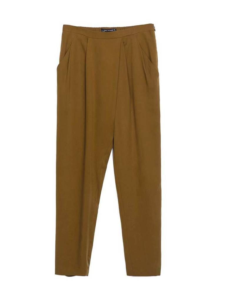 <p>Pantalones tipo 'baggy' con pinzas laterales, de <strong>Zara</strong> (29,95 €).</p>