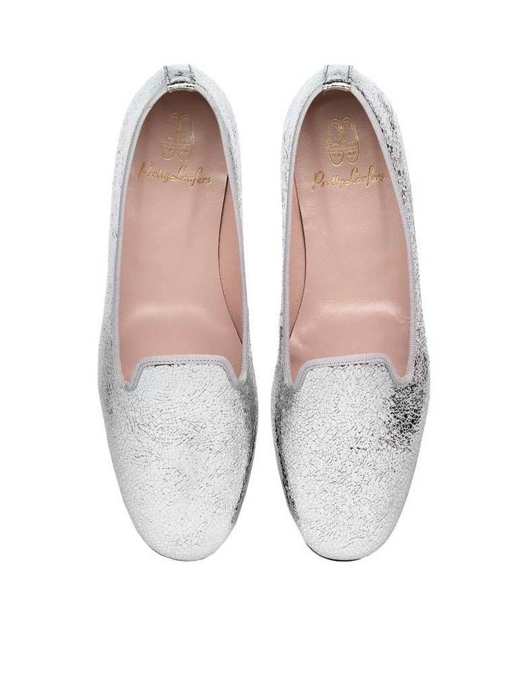 <p>'Slippers' plateados con remate en gris, de <strong>Pretty Loafers</strong> (155 €).</p>