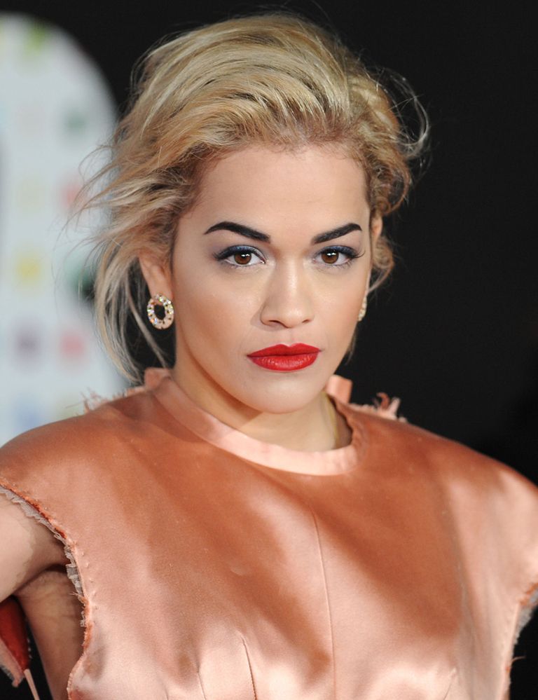 <p>La cantante <strong>Rita Ora</strong> se salta otra de las reglas de la belleza, en este caso la que prohíbe teñir el pelo de rubio dejando las cejas oscuras. ¿Sí o no?</p>