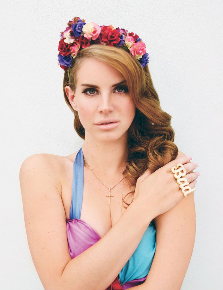 <p>Y con ella surgió la tendencia: así aparecía<strong> Lana del Rey</strong> en la portada del sigle Video Games en 2011. </p>