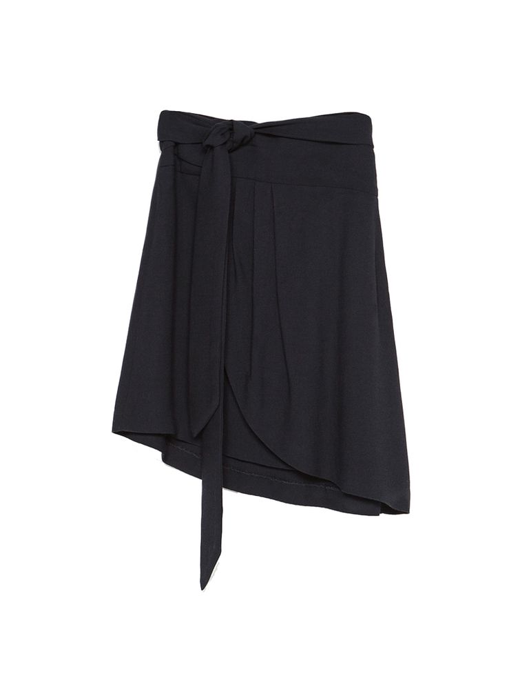 <p>Nos gusta la opción de la falda pareo negra para bajar a la playa. De<strong> Zara.</strong></p>