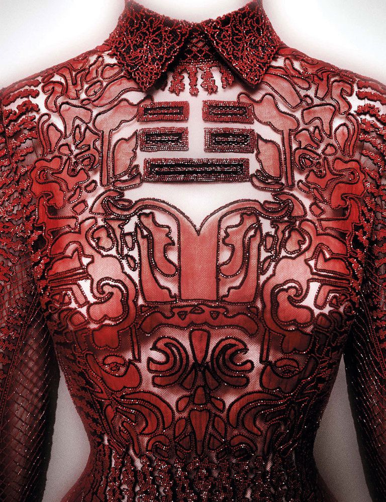 <p>El museo MET de Nueva York te descubre cómo la cultura asiática ha inspirado a los creadores Yves Saint Laurent, Valentino o Rober to Cavali en <strong>‘China: Through The Looking Glass’</strong> (<a href="http://metmuseum.org" target="_blank">metmuseum.org</a>).</p>