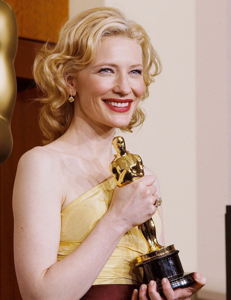 <p>En 2005, se hizo con el Oscar a mejor actriz de reparto por la película El Aviador. Lo recogió con este look al más puro estilo holywoodiense: ondas en la melena y labios en rojo carmín.</p>