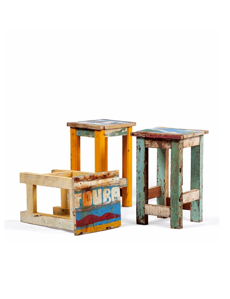 <p>De madera reciclada traída de diferentes cajones y customizados por<strong> Ramón Llonch</strong>, para <a href="http://www.artlantique.com/es/coleccion.htm" target="_blank">Artlantique.</a> ¿El varlo diferencial? Son fabricados en África.</p>