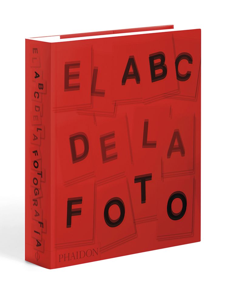 <p>En su espectacular edición revisada, ‘El ABC de la foto’ (Phaidon, 49,95 €) recorre, en más de 500 imágenes, la historia de la fotografía: desde pioneros como Daguerre hasta mitos como Capa e iconos como Leibovitz.</p>