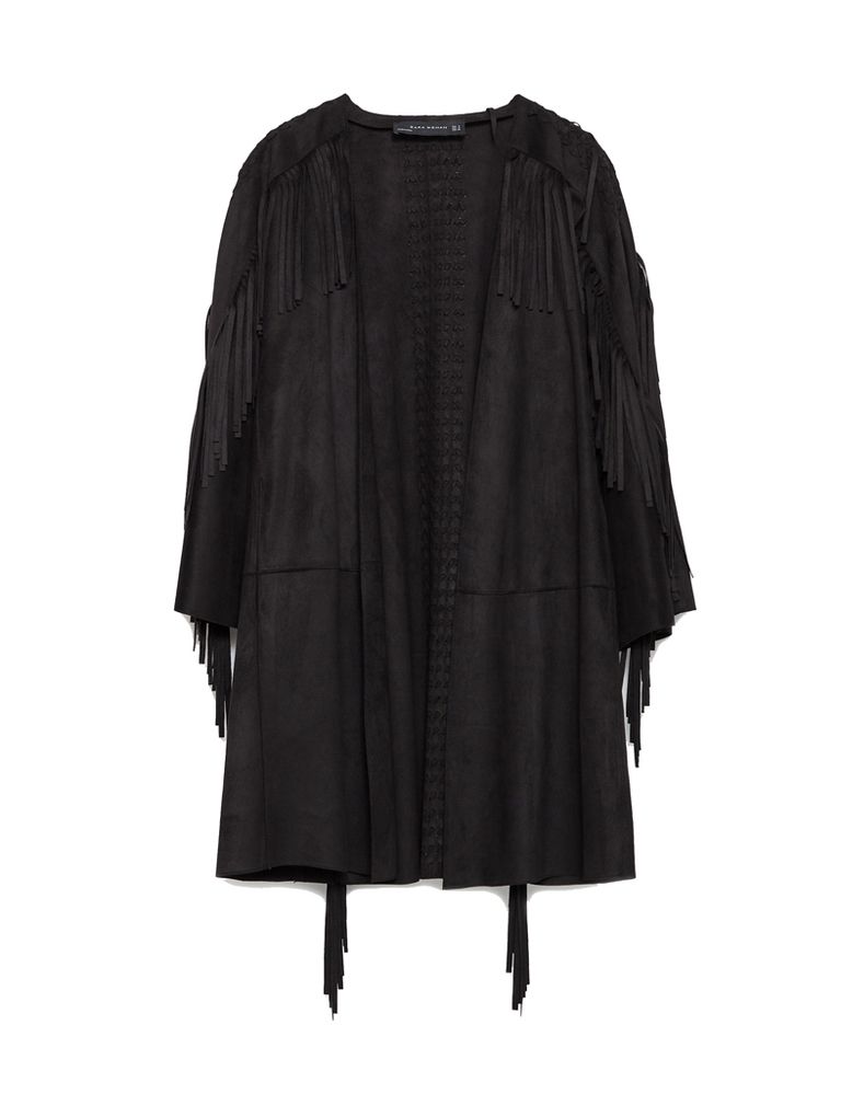 <p>Hemos visto capas, cazadoras e incluso abrigos, pero casi siempre en tonos camel o albero. <strong>Zara</strong> propone esta chaqueta larga por 69,95 €.</p>