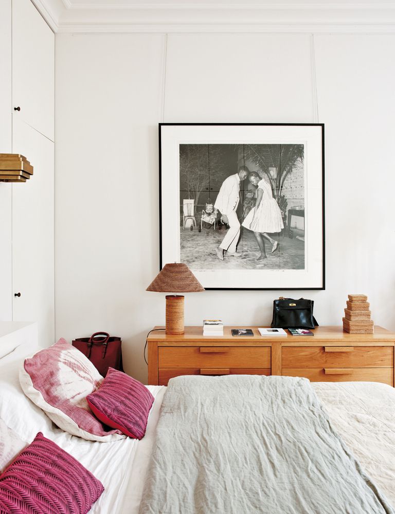 <p><i>Less is more,</i> que diría Mies, en el  dormitorio <i>soft,</i> vestido con ropa de cama de Society. La cómoda es de De La Espada  y, sobre ella, una imagen en blanco y negro del artista maliense Malick Sidibé. La lámpara de sobremesa es de Frank Ghery y los apliques de Jules Wabbes. </p>