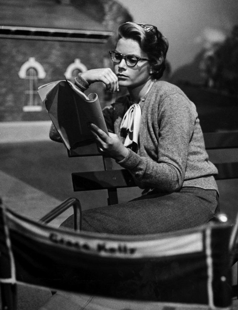 <p>Estudiando uno de sus guiones en 1954, con gafas de pasta y look lady en tonos grises. Perfecto look para una working girl de ahora.</p>