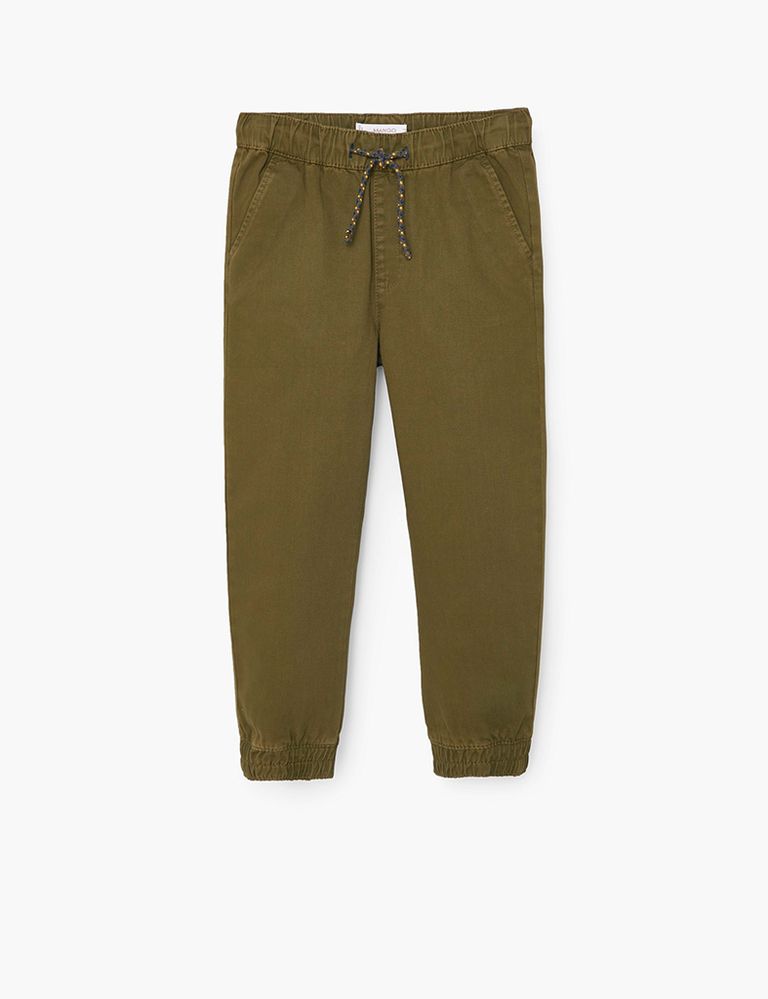 <p>Pantalones en tipo chino, de 19,99 € a 12,99 €.&nbsp;</p>