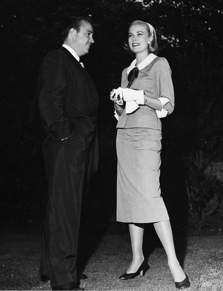 <p>Beverly Hills, 1954 en un look azafata muy habitual en ella, y con la prenda hoy tan de tendencia, la falda midi.</p>