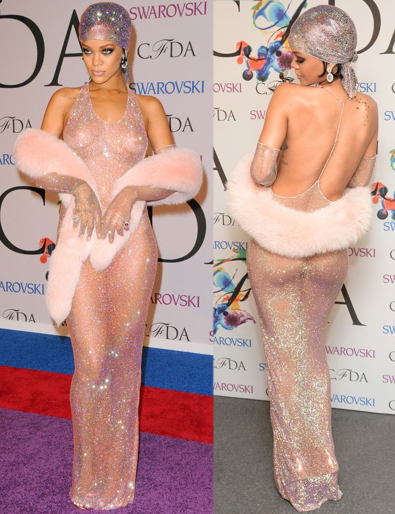 <p>Se llevó su premio como Icono de Moda y también al look más atrevido. Practicamente desnuda, <strong>Rihanna</strong> acaparó todos los flashes con su vestido glitter de cristales de&nbsp;<strong>Swarovski de Adam Selman</strong>&nbsp;con estola de piel, sandalias de <strong>Manolo Blahnik&nbsp;</strong>y pañuelo en la cabeza.</p>