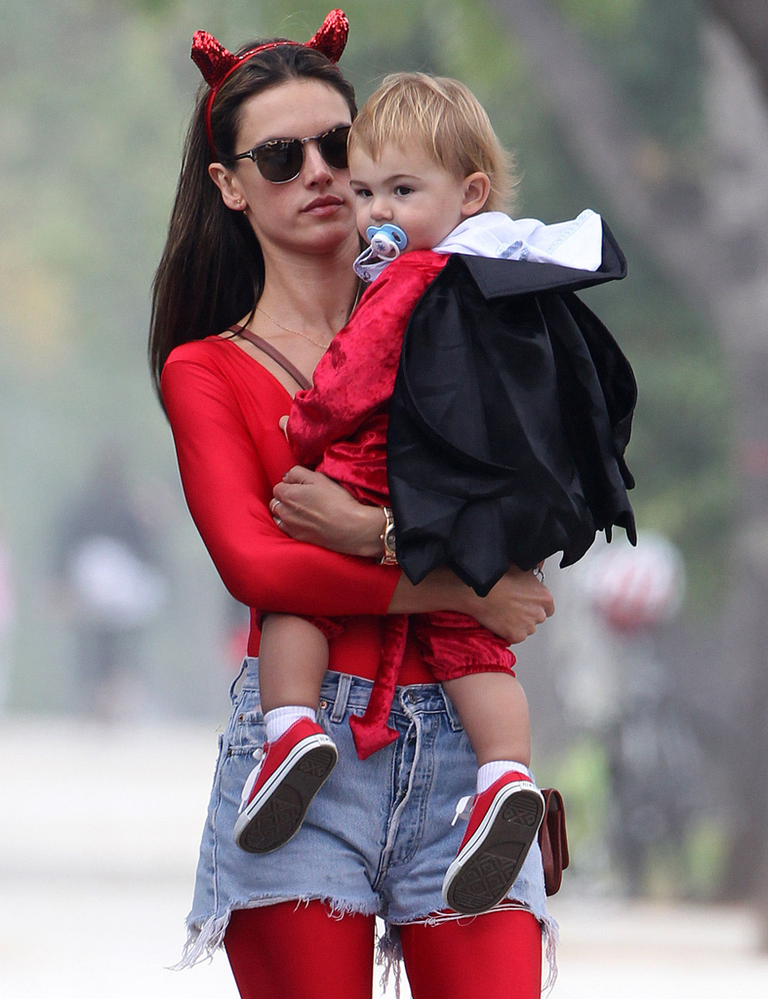 <p>La top Alessandra Ambrossio y su hijo Noah Phoenix se han a puntado a la moda del &quot;mini yo&quot; con disfraces a juego.</p>