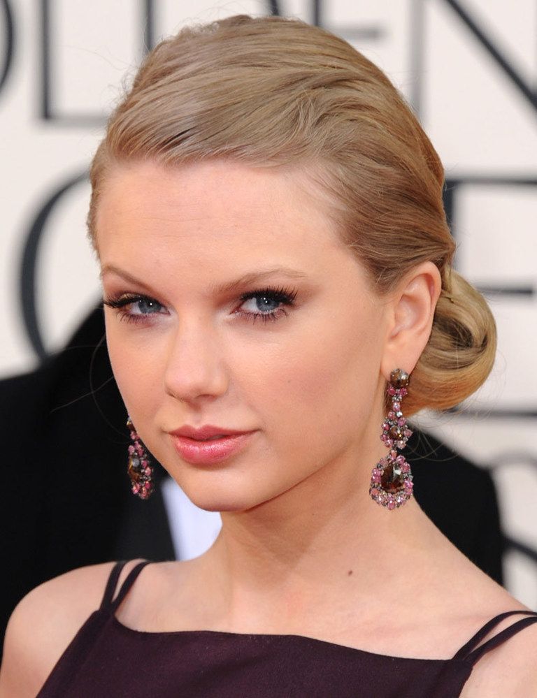 <p><strong>Taylor Swift</strong> prescindió esta vez de los labios rojos y escogió un maquillaje en tonos suaves con moño<i> vintage</i>. Nos encantaron sus pendientes-joya.</p>