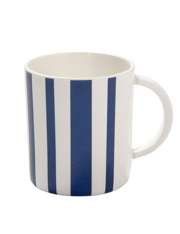 <p>&nbsp;'Mug' con rayas en 'navy' (3,95 €), de <strong>ByTable.</strong></p>