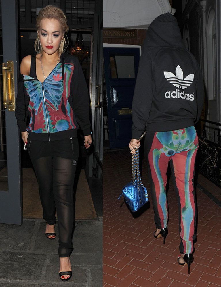 <p>No nos convence el estilo de<strong> Rita Ora</strong> 'post Halloween' de chandal de Addidas negro con estampado de esqueleto en colores azules y rojos. Las transparencias del pantalón nos dejan K.O.</p>