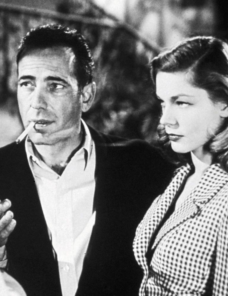<p>Si un cuarentón Humphrey Bogart y una chiquilla Lauren Bacall tenían química en el clásico del cine negro <i>Tener o no tener</i> es porque no fingían. Un guión que invitaba a intimar, con frases como «conmigo no tienes que aparentar nada. No tienes que decir nada, ni hacer nada. Simplemente, puedes silbar. ¿Sabes silbar, verdad? Lo único que debes hacer es juntar los labios y soplar». Tanto, que encendió la chispa entre los dos actores, aunque el director, Howard Hawks, siempre mantuvo que Bogart se enamoró del personaje de ella... por lo que Lauren tuvo que interpretarlo el resto de su vida.</p>