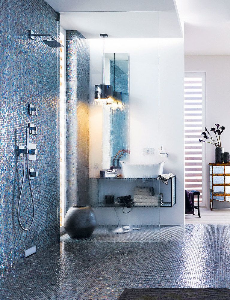 <p>Con la ducha empotrada en una pared con mosaico iridiscente. La ducha de obra se instaló con el bastidor <i>Duofix</i> de <strong>Geberit</strong> que permite las conexiones de agua en la pared, sin afectar al suelo, desde <strong>297 €.</strong></p>