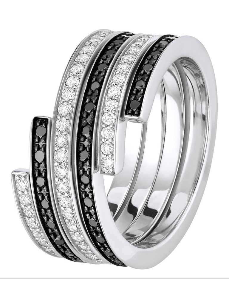 <p>Anillo dúo espirale de oro blanco, diamantes y diamantes negros de <strong><a href="http://www.dinhvan.com/" target="_blank">Dinh&nbsp;Van</a></strong>.</p>