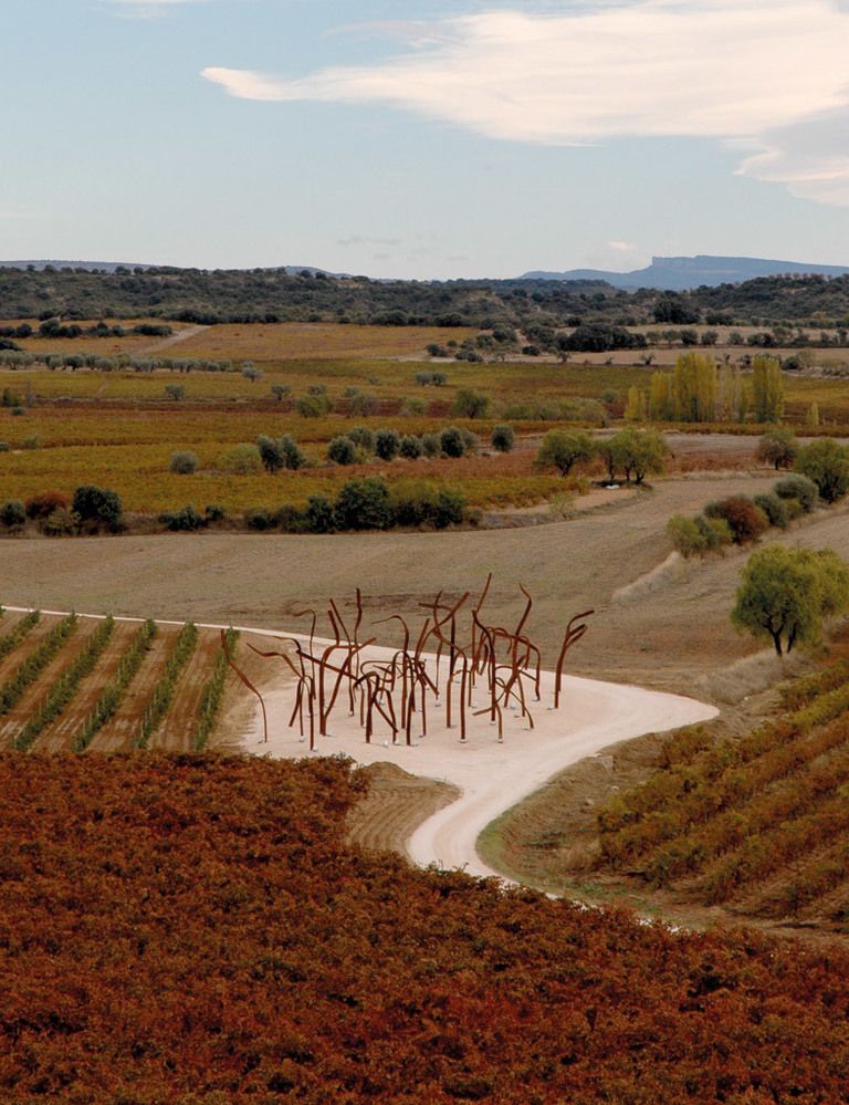 <p><strong>Dónde</strong> Bodega Enate, D. O. Somontano (Salas Bajas, Huesca, www.enate.es).</p><p><strong>Su mecenas</strong> Antonio Saura creó la etiqueta para su primer vino, Enate Chardonnay Fermentado en Barrica 1997.</p><p>Desde entonces, muchos artistas han recibido el mismo encargo.</p><p>La firma aragonesa dispone de una imponente pinacoteca, con obras de autores como Eduardo Chillida, Antoni Tàpies, Lucio Muñoz o Eduardo Arroyo; se puede visitar en la sala de arte de la bodega.</p>