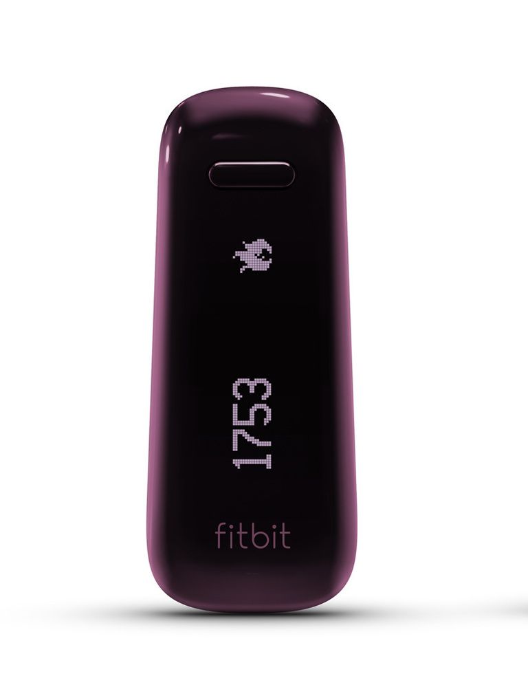 <p>Si lo tuyo no son las pulseras, la empresa Fitbit también dispone de <strong>One</strong>, un dispositivo con pinza para colocar en el bolsillo, el cinturón... Dispone de una pantalla en la que se muestran datos sobre tu actividad ofreciéndote información en tiempo real.</p><p>Sus características son muy similares a las de Flex, aunque este 'gadget' también te permite llevar un registro de los alimentos que consumes. Fitbit One permite sincronizarse sin cables a ordenadores y móviles, pero también a través de USB. Para medir el sueño, One se introduce en un brazalete de tela que debemos llevar puesto mientras dormirmos. Su batería dura entre 5 y 7 días y cuesta 99 €.</p>