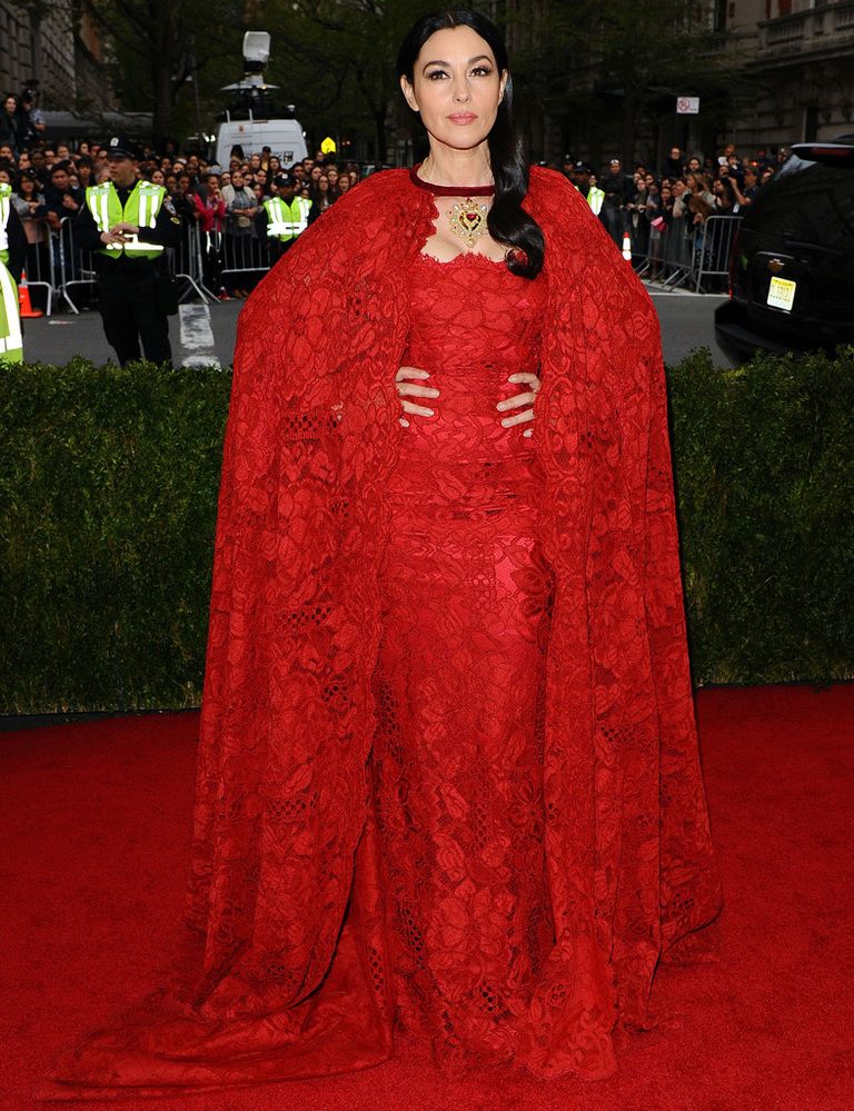 <p>En la Gala del MET 2014 la vimos de rojo de pies a cabeza con un vestido más capa de encaje firmado por <strong>Dolce y Gabbana</strong>, un collar XL y el pelo semi recogido.&nbsp;</p>