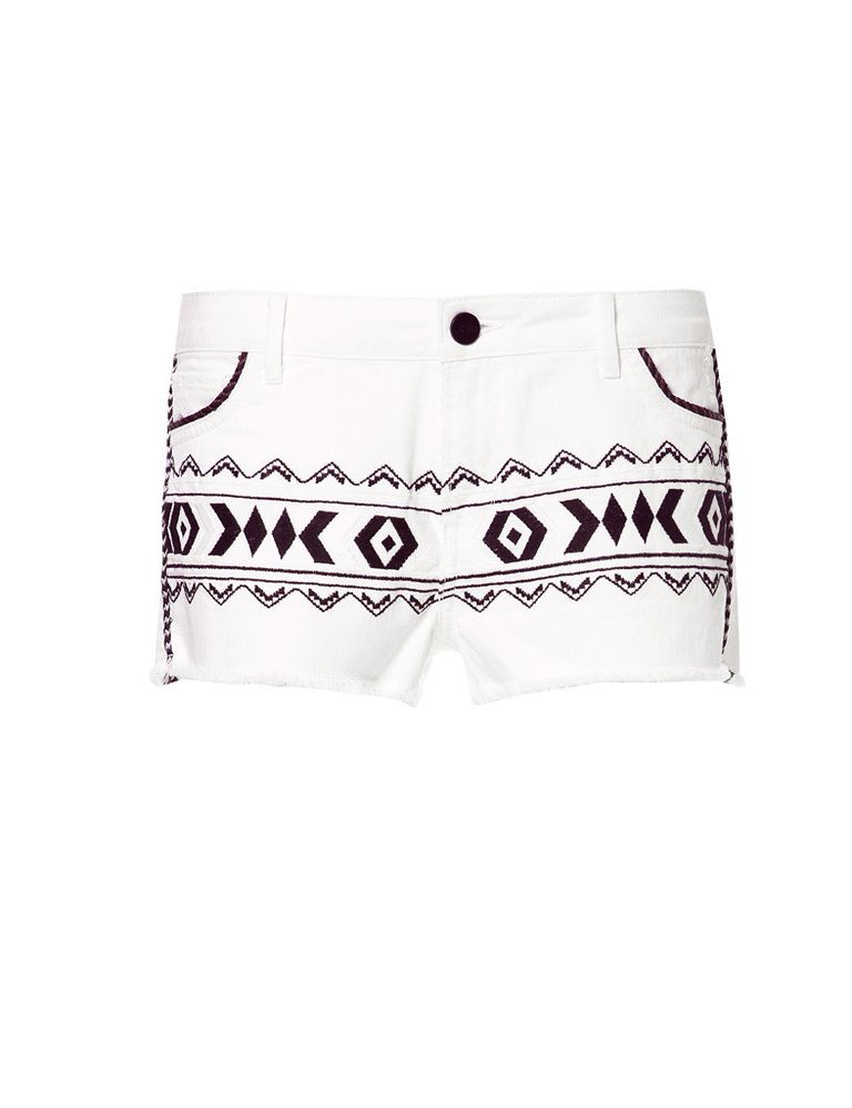 <p>Shorts blancos de estampado étnico,<strong> de Zara</strong>, por 29,95 €.</p>