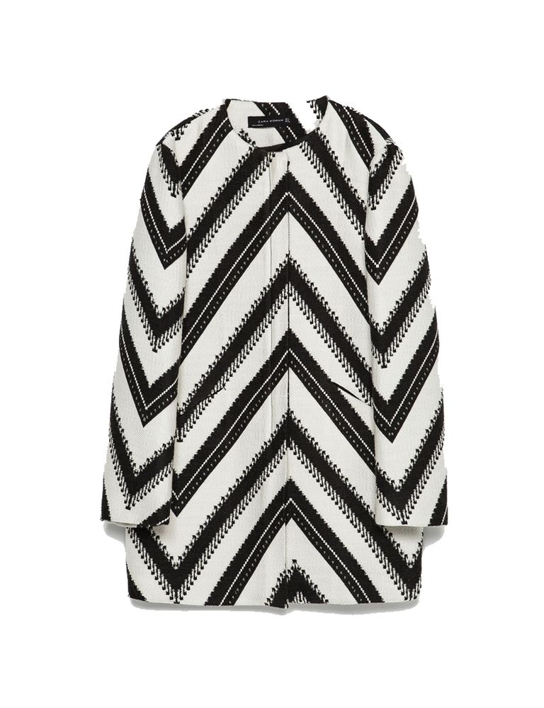 <p>Abrigo ligero de rayas en diagonal de <strong>Zara</strong>, 79,95 €.</p>