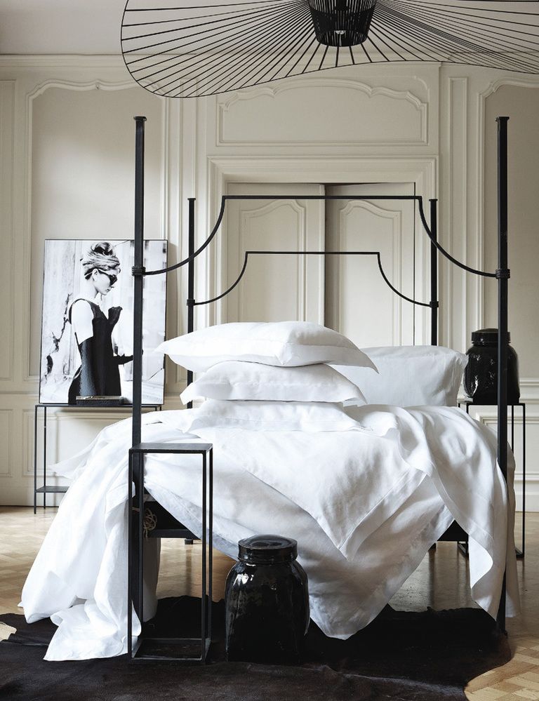 <p>Mobiliario negro y ropa de cama en blanco puro, modelo <i>Cluny,</i> desde 77 €, de Alexandre Turpault. </p>